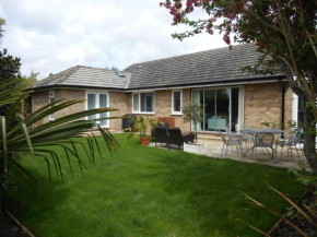  Luxury 4 Bed 3 Bathroom Bungalow , South West of London, The Dapples  Эпсом